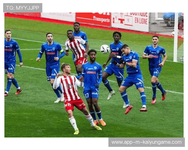 球队在关键比赛中凭借防守反击实现逆转，防守球员被进攻队员超越时,应该采用 步伐来追赶